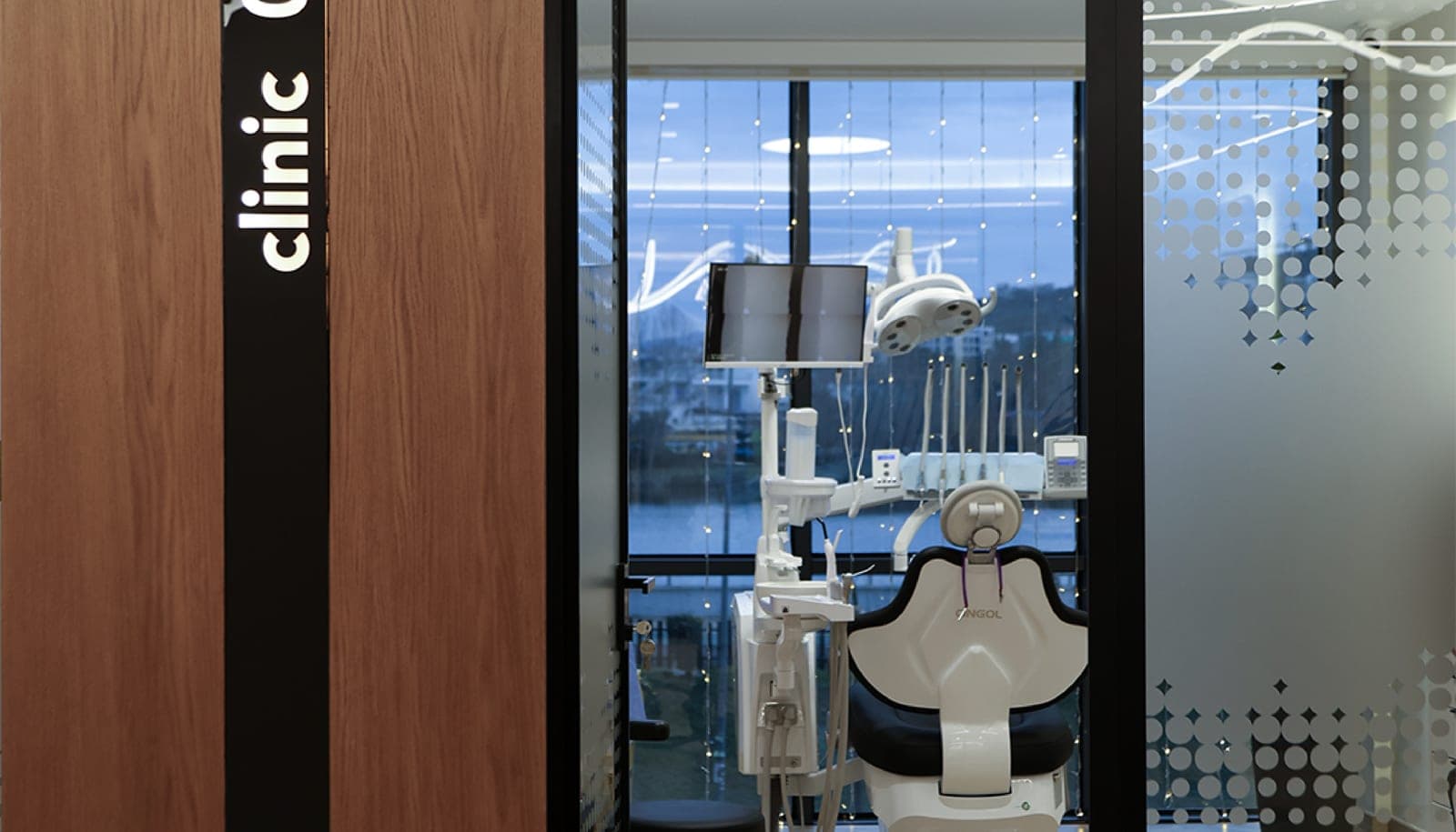 How to Verify Dental Clinic Reviews Abroad: A Patient's Guide